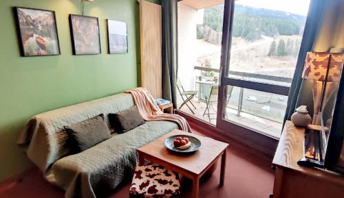 Apartment with Mountain View