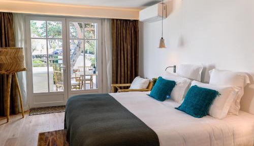 Deluxe Suite with Partial Sea View and Jacuzzi