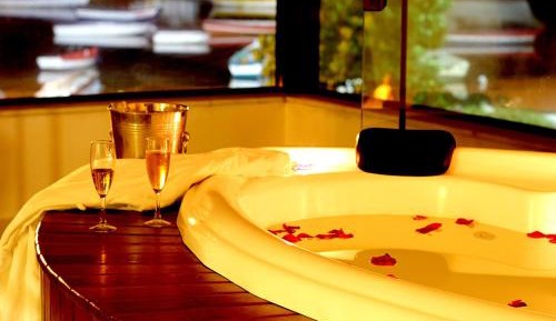 Deluxe Suite with Spa Bath and Lake View