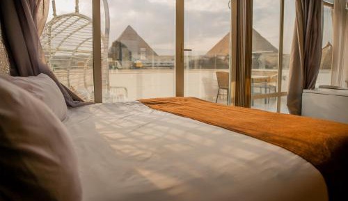 Sphinx Suite with Pyramids View