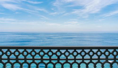 Deluxe Seafront King Room 