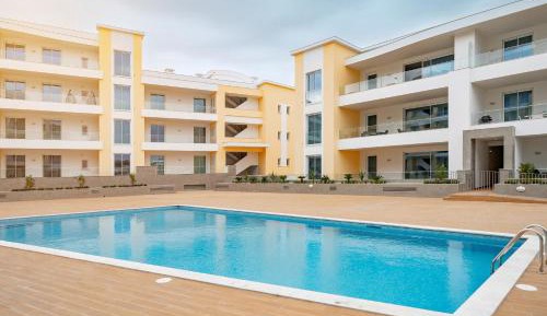 Apartment with Pool View 