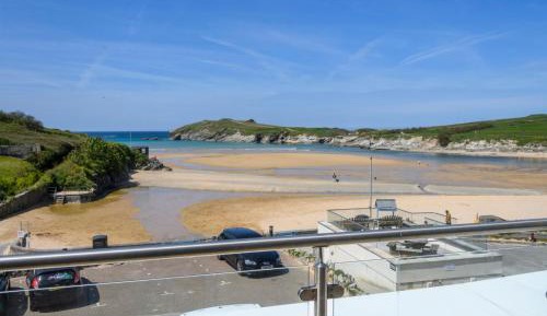 Beach House Three-Bedroom Apartment with Sea View (Dog friendly)