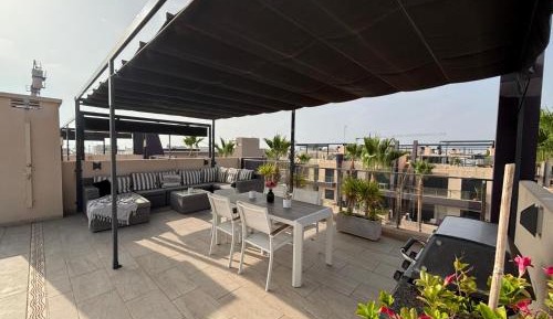 Apartment with Pool View 