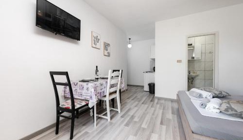 Apartment with Garden View