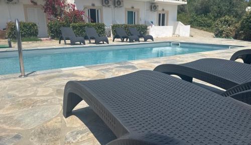 Apartment with Pool View 