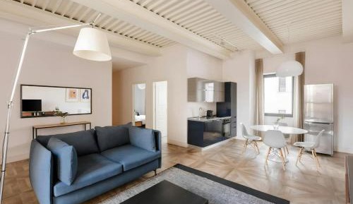 One-Bedroom Apartment with Queen Bed and Rooftop Terrace