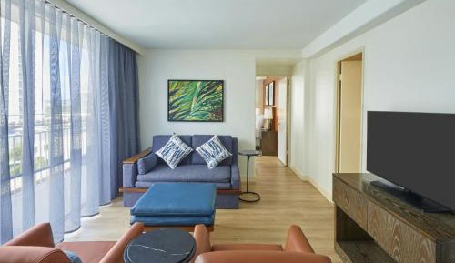 Corner Queen Suite with Sofa Bed