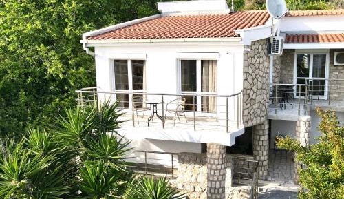 Two-Bedroom Deluxe Apartment with Balcony