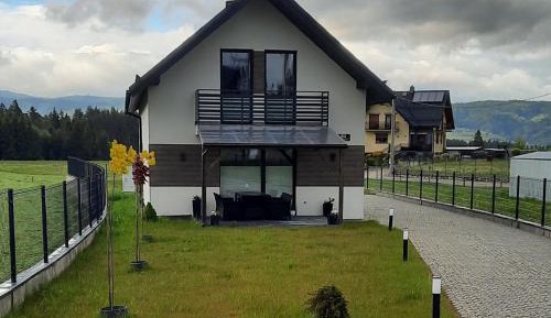 Three-Bedroom Apartment with Mountain View