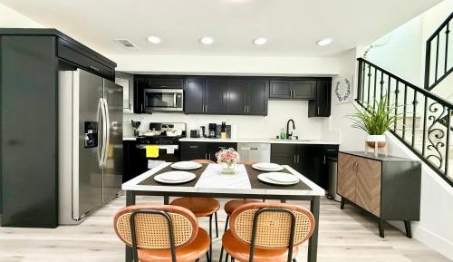 Four-Bedroom Deluxe Apartment