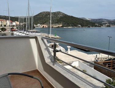 Deluxe Double Room (2 Adults + 1 Child)