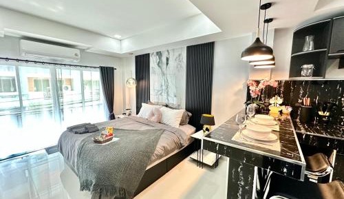 Studio Apartment with Balcony