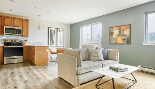 One-Bedroom King Apartment with Sofa Bed