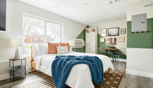 Queen Studio Apartment with Roll-In Shower - Mobility Accessible