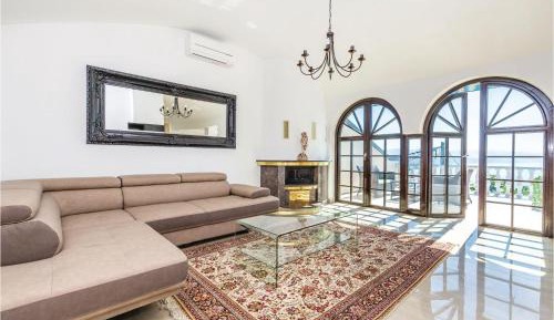 Eight-Bedroom Holiday Home