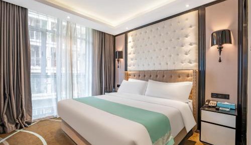 Deluxe Double Room (2 Adults + 1 Child)