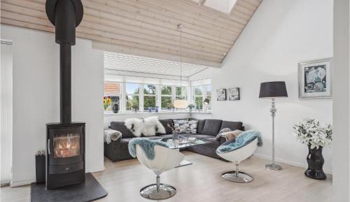 Three-Bedroom Holiday Home 