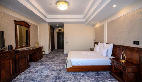 Deluxe Queen Suite