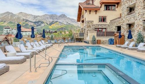 Apartment with Mountain View