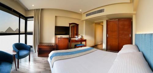 Deluxe Room with Pyramids View