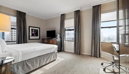 King Room with Roll-In Shower - Disability Access