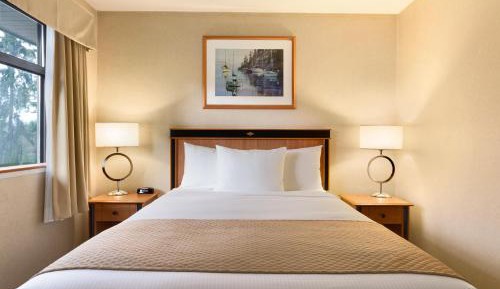 Queen Room (Lobby Level) 