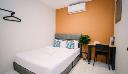 Queen Room with Shared Bathroom