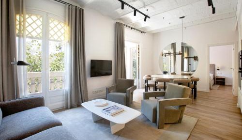 Four-Bedroom Apartment with Balcony 