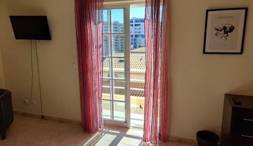 Basic Triple Room with Shared Bathroom