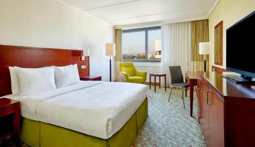 Larger Guest room, 1 Queen, High floor