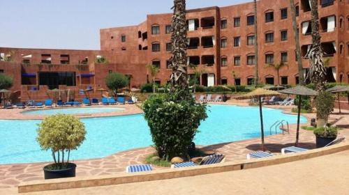 Apartment with Pool View 