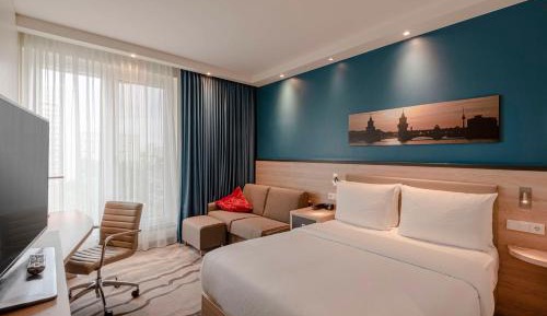Queen Family Room with City View
