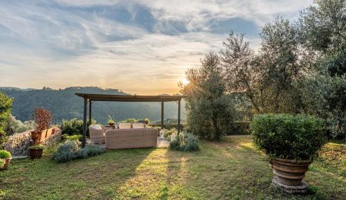 Villa with Garden View