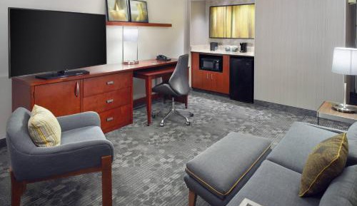 1 Bedroom Larger Suite, 1 King, Sofa bed, Corner room