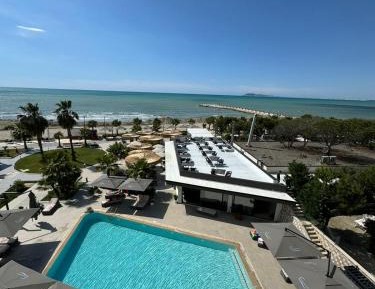 Deluxe One-Bedroom Apartment with Ocean View