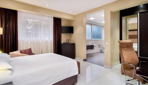 Club level, Guest room, 1 Queen, City view, Balcony