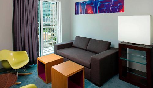 Savvy Suite, 1 King, Sofa bed, City view, High floor, Balcony