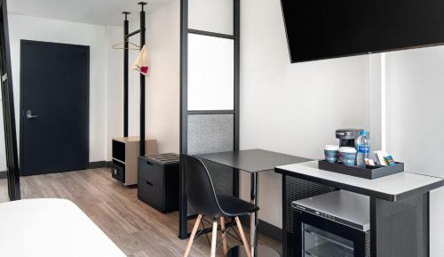 Guest room, 1 King, City view