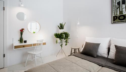 Studio Apartment with Courtyard View