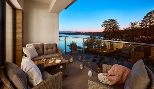 One-Bedroom Apartment with Lake View