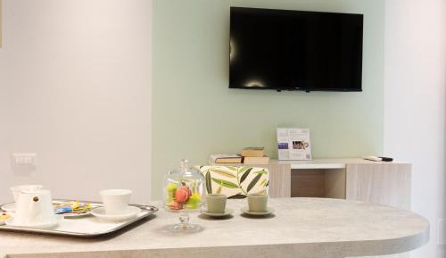 Deluxe One-Bedroom Apartment