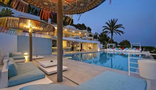 Eight-Bedroom Holiday Home