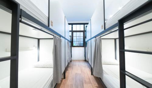 Bed in 8-Bed Dormitory Room with Private Bathroom