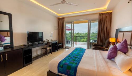Queen Suite with Spa Bath