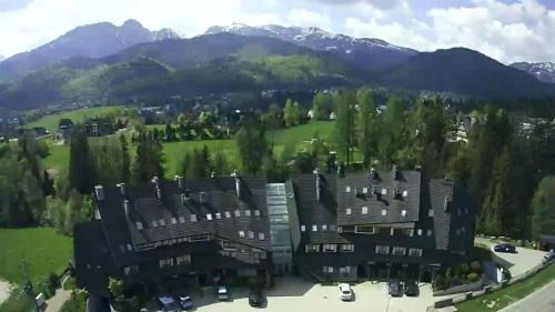 Apartment with Mountain View