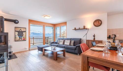 Apartment with Mountain View