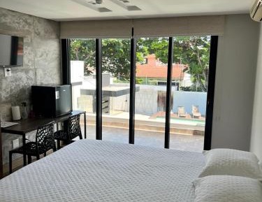 Queen Suite with Pool View