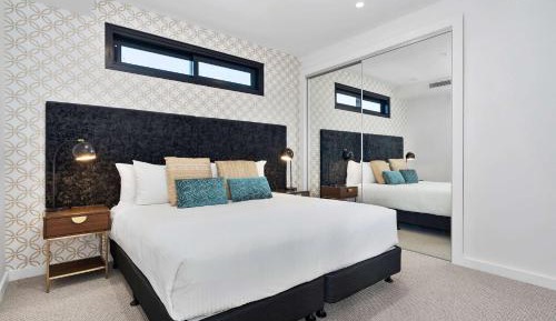 One-Bedroom King with Urban View - Accessible