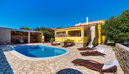 Villa with Garden View